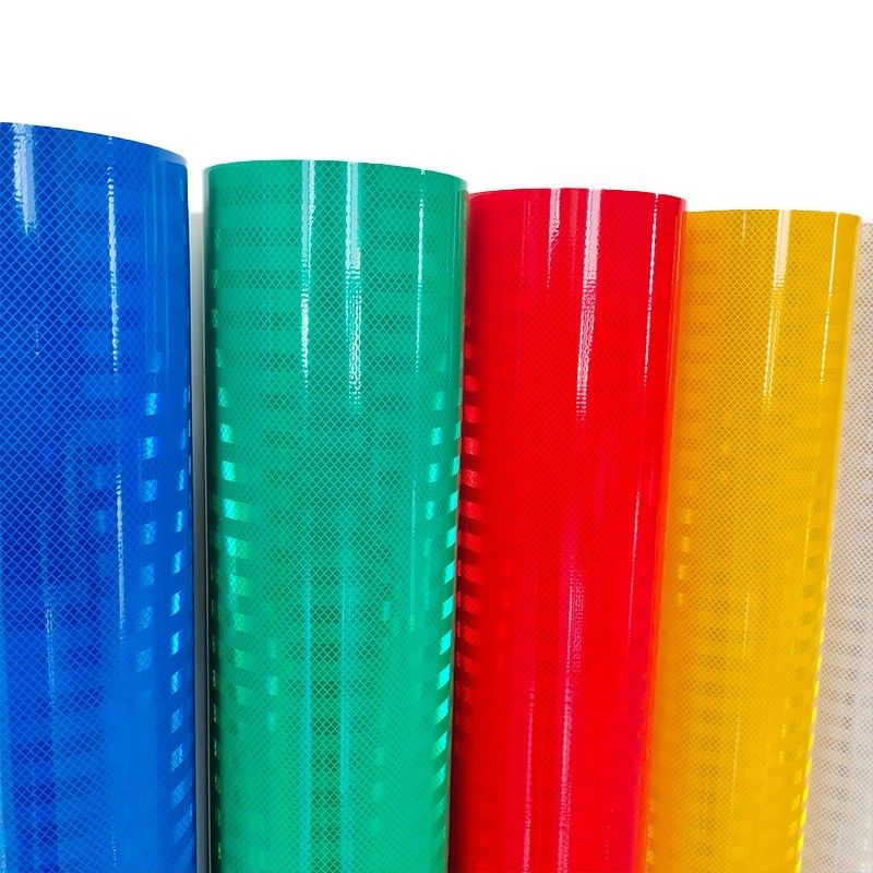 Materiale di segnale stradale facile da applicare Foglio riflettente prismatico con eccellente resistenza alle intemperie 10 anni di durata